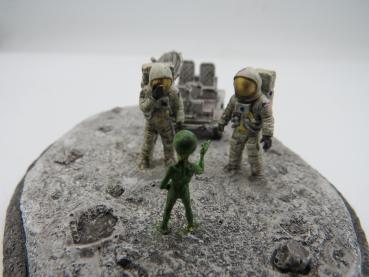 Preview: Complete Diorama - "Would you like to know how much your car is worth?"