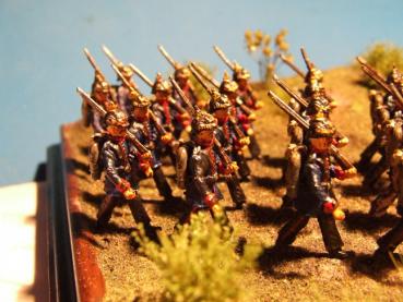 Preußische Infanterie marschierend in Paradeuniform