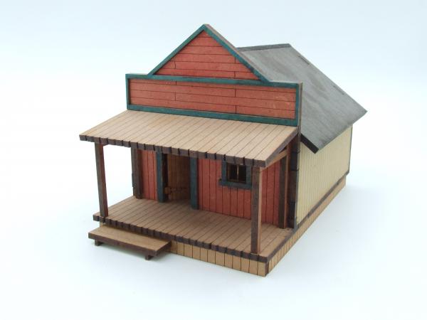 Westernhaus, eingeschossig, schmale Ausführung, Satteldach - 1:56/28mm