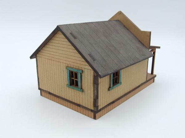 Westernhaus, eingeschossig, schmale Ausführung, Satteldach - 1:56/28mm