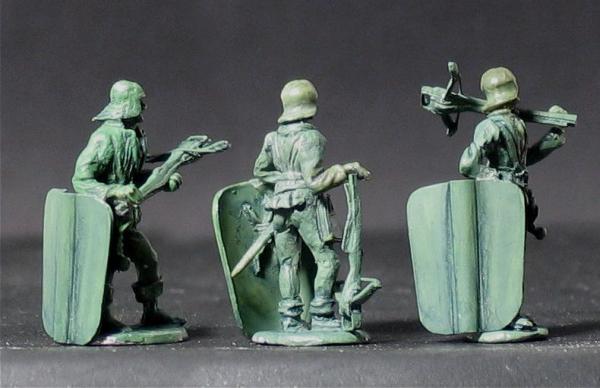 Crossbowmen waiting with Pavese
